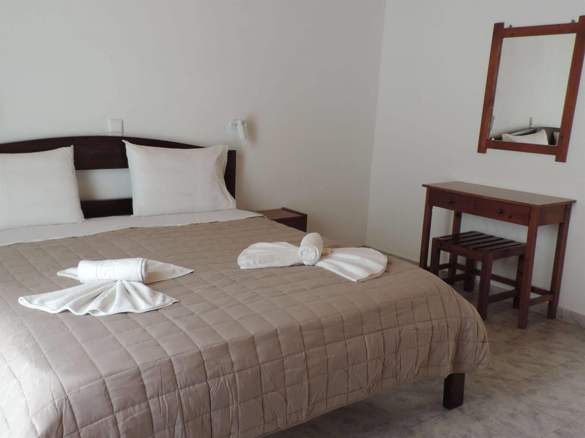 Madares Hotell Loutró Eksteriør bilde